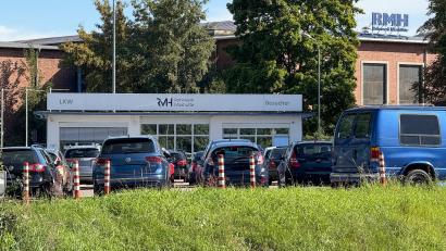Bild: Petra Hartl
Zum letzten Mal ein voller Parkplatz? Am Montag erhielt die Belegschaft der Rohrwerk Maxhütte Production GmbH ihre Freistellungen.
