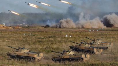 Bild: Vadim Savitskiy/Russian Defense Ministry Press Service/AP/dpa
Am Sapad-Manöver 2021 waren 200 000 Soldaten aus Russland und Belarus beteiligt. (Archivbild)