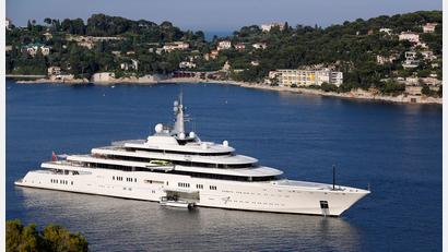 Bild: picture alliance / dpa
Reiche Russen machen weiter gerne Urlaub in Ländern wie Frankreich - nur wenn sie mit EU-Sanktionen belegt sind haben sie keine Chance auf eine legale Einreise. (Archivbild)