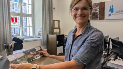 Bild: pz
Kulturamts-Leiterin Inge Frank in der Tourist-Info mit der "Ode auf Waldsassen" zum Mitnehmen: Das Booklet ist inhaltlich und gestalterisch an den Imagefilm angelehnt, der von der Agentur "Bewegter Blick" produziert wurde.