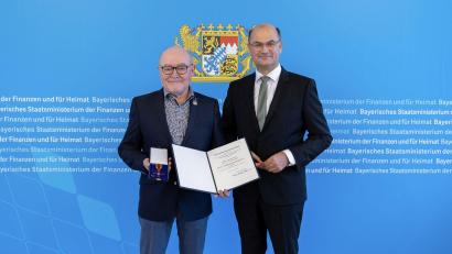 Bild: StMFH/Christian Blaschka
Leonhard Pickel erhält das Verdienstkreuz.