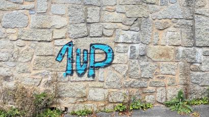 Bild: Polizeiinspektion Neustadt/WN/exb
Dieser Schriftzug wurde an zwei Stellen in Floß aufgesprüht.