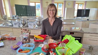 Bild: bl
Ernährungsexpertin Johanna Baumann vom Amt für Landwirtschaft in Nabburg weiß, was für Kinder idealerweise in die Brotzeitbox gehört - und wie man es den Kleinen schmackhaft machen kann.