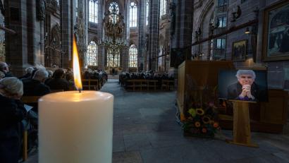 Bild: Pia Bayer/dpa
Die Trauerfeier fand in der Nürnberger Lorenzkirche statt.