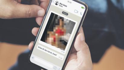 Symbolbild: Nataliya &amp; bongkarn / stock.adobe.com; Montage: Laura Fröhler 
Wer Aufnahmen von sexuellen Handlungen von, an oder vor Personen im Alter zwischen 14 und unter 18 Jahren besitzt oder verbreitet, macht sich nach § 184c im Strafgesetzbuch – Verbreitung, Erwerb und Besitz jugendpornografischer Inhalte – strafbar.