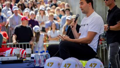 Bild: Tess Crowley/The Deseret News/AP/dpa
Das FBI gibt ein Update zum tödlichen Angriff auf Charlie Kirk. (Archivbild)