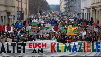 Bild: Monika Skolimowska/dpa
Bislang gibt es EU-Klimaziele für 2030 und 2050. Laut EU-Klimagesetz muss es auch ein verbindliches Ziel für 2040 geben.