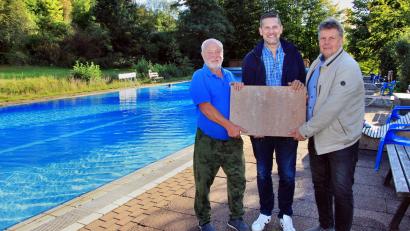 Bild: ds
Die drei Vorsitzenden des Fördervereins Freibad Etzelwang (von links: Josef Schmidtpeter mit seinen Stellvertretern Bürgermeister Roman Berr und Ernst Scharr) haben neuen Platten besorgt, die jetzt verlegt werden sollen. Der Verein hofft nun auf freiwillige Helfer.
