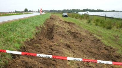 Bild: Hirsch
Der Fundort entlang der Kreisstraße bleibt vorerst abgesperrt.