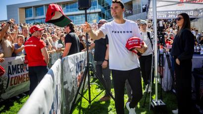 Bild: Tess Crowley/The Deseret News/AP/dpa
Charlie Kirk wurde erschossen - ein Tatverdächtiger ist gefasst. (Archivbild)