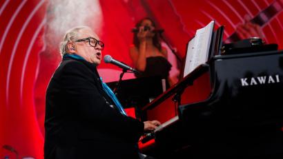 Bild: Carsten Koall/dpa
Heinz Rudolf Kunze singt bei dem Konzert in den Gärten der Welt. (Archivbild)