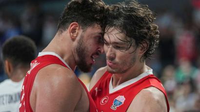 Bild: Sergei Grits/AP/dpa
Der türkische NBA-Star Alperen Sengun (l) fordert im EM-Finale die deutschen Basketballer.