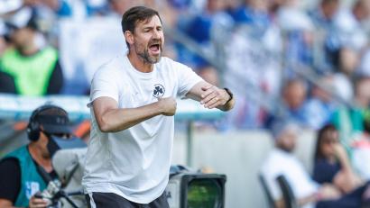 Bild: Andreas Gora/dpa
Hat viel Spektakel gesehen in den Spielen seiner Fürther: Trainer Thomas Kleine.