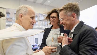 Bild: Vatican Media/exb
Landtagsvizepräsident Tobias Reiß und Landtagspräsidentin Ilse Aigner bei Papst Leo XIV.