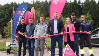Bild: mfh
Ein Kabel das sprichwörtlich verbindet. Von links: Sebastian Krysa (Breitbandberatung Bayern), Thomas Pirner (VG-Geschäftsführer), Jörk Kaduk (Bürgermeister), Enrico Delfino (Regionalmanager Deutsche Telekom), Jana-Katharina Schleicher (Projektleitung Telekom), Selattin Aydin (Baubegleiter Telekom), Holger Hapke (Baufirma Spie).