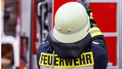 Bild: Philipp von Ditfurth/dpa
Bei dem Feuer entstand ein hoher Schaden, obwohl der Besitzer noch Maschinen aus dem Gebäude holte. (Symbolbild)