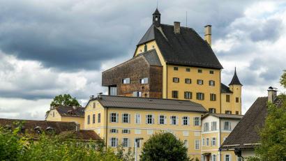 Bild: Chris Hofer/FRANZ NEUMAYR/dpa
Streit um das Kloster Goldenstein nahe der bayerischen Grenze.