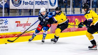 Archivbild: Tobias Neubert
Nick Jermain (links) brachte die Blue Devils beim Sieg in Rosenheim mit 1:0 in Führung.