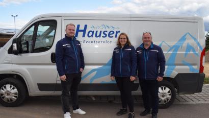 Bild: bnr
Die Hertzstraße in Schwarzenfeld ist die neue Adresse der Hauser Eventservice GmbH, die ihren Standort von Schwandorf nach Schwarzenfeld verlagert hat. Die Unternehmerfamilie (von rechts) Georg Hauser, Katharina Hauser und Sebastian Hauser freut sich über das passende Gelände.