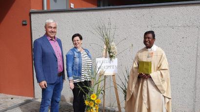 Bild: Florian Schießl
Pfarrgemeinderatssprecherin Sandra Schieder und Kirchenpfleger Günter Schießl heißen Pfarrer Celestine herzlich willkommen
