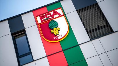 Bild: Matthias Balk/dpa
Bundesligist FC Augsburg zahlt wegen Unregelmäßigkeiten bei Gehaltsabrechnungen eine Geldbuße von einer halben Million Euro.  (Archivfoto)