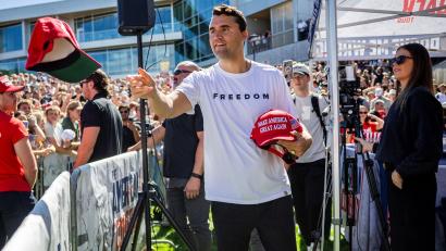 Bild: Tess Crowley/The Deseret News/AP/dpa
Charlie Kirk war am Mittwoch bei einer Veranstaltung erschossen worden, bei der er mit Studenten politische und gesellschaftliche Themen debattieren wollte.