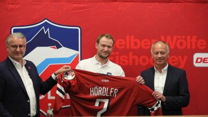 Bild: Pauline Manzke
Frank Hördler (Mitte) beendet nach vielen Jahren für die Eisbären Berlin und die Selber Wölfe seine aktive Eishockey-Karriere.