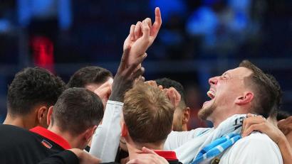 Bild: Sergei Grits/AP/dpa
Basketball: EM, Deutschland - Finnland, K.o.-Runde, Halbfinale, Deutschlands Spieler um Daniel Theis (r) jubeln nach dem Sieg.