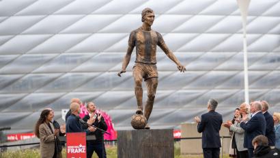 Bild: Leonie Asendorpf/dpa
Franz Beckenbauer steht jetzt als in Bronze gegossenes Denkmal vor der Allianz Arena des FC Bayen München.