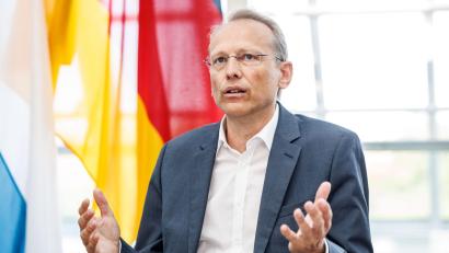 Bild: Matthias Balk/dpa
Der bayerische DGB-Chef Bernhard Stiedl sieht Milliardenverluste für Staat und Beschäftigte durch „Tarifflucht“. (Archivbild)