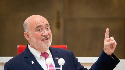Bild: Soeren Stache/dpa
Ron Prosor warf den Veranstaltern einen „Frontalangriff auf die Kunstfreiheit“ vor. (Archivbild)