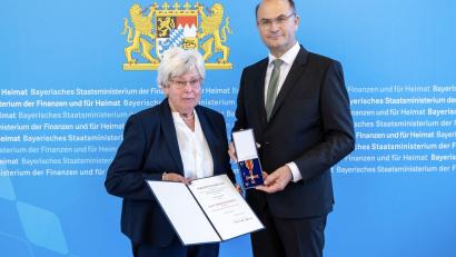 Bild: StMFH/Christian Blaschka
Helga Spies aus Amberg erhält das Verdienstkreuz.