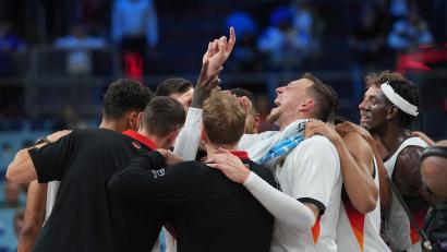 Bild: Sergei Grits/AP/dpa
Gemeinsamer Jubel der Basketballer nach dem Finaleinzug.