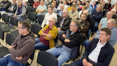 Bild: do
Das Versammlungsmotto "Wärme für Alle - unsere Chance" lockt zahlreiche Schlammersdorfer zum Informationsabend der Gemeinde über die Zukunft der Wärmeversorgung in das Bürgerhaus.
