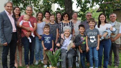 Bild: mrr
Angela Schneider (sitzend, Mitte) feiert ihren 100. Geburtstag gemeinsam mit ihren Kindern, Enkeln und Urenkeln. Auch Pfarrer Slawomir Niemczewski (rechts) und Zweiter Bürgermeister Josef Weinfurtner (links) gratulieren .