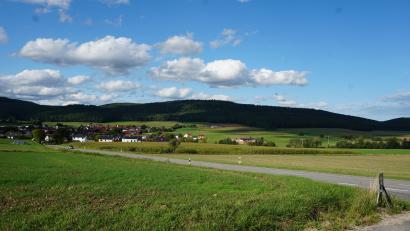 Bild: nib
Der Höhenzug nordöstlich von Etsdorf wurde als möglicher Standort für Windräder vorgeschlagen. Der Gemeinderat von Schmidgaden äußerte in seiner letzten Sitzung seine Bedenken.