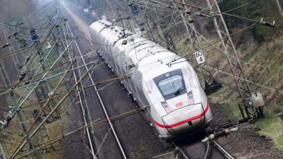 Bild: Julian Stratenschulte/dpa
Auf der Bahnstrecke Hannover-Berlin wird es bis Sonntag zu Verspätungen kommen.