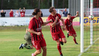 Bild: Dieter Jäschke
Allen Grund zum Jubeln hatten (von links) David Bezdicka, Nico Argauer und Spielertrainer Benjamin Urban beim späten 3:1-Erfolg über den ASV Burglengenfeld.