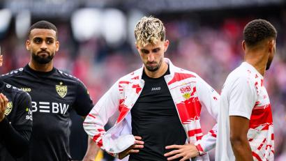 Bild: Tom Weller/dpa
Mit Frust verabschieden sich die Stuttgarter um Kapitän Atakan Karazor (r) aus Freiburg.