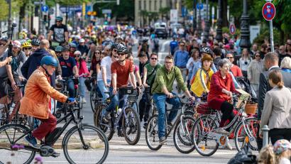 Bild: Armin Weigel/dpa
Auf Fahrrädern ziehen Hunderte Menschen durch München.