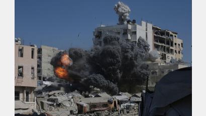 Bild: Yousef Al Zanoun/AP/dpa
Bei neuen Angriffen des israelischen Militärs im Gazastreifen sind Berichten zufolge mindestens 39 Menschen getötet worden.