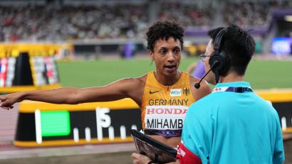 Bild: Michael Kappeler/dpa
Malaika Mihambo hatte Gesprächsbedarf.