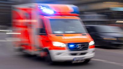 Bild: Monika Skolimowska/dpa
Sanitäter brachten den bewusstlosen Ladendieb auf die Intensivstation. (Symbolbild)