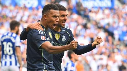 Bild: Miguel Oses/AP/dpa
Stürmerstar Kylian Mbappé (l) war der Garant für den vierten Saisonsieg von Real Madrid.