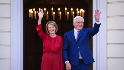 Bild: Bernd von Jutrczenka/dpa
Am Samstag hat Bundespräsident Frank-Walter Steinmeier mit seiner Frau, Elke Büdenbender, viele Gäste beim Bürgerfest im Park von Schloss Bellevue empfangen. Am Sonntag ist Steinmeier beim Finale der Basketball-EM in Riga dabei.