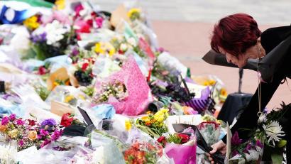 Bild: Jacob King/PA Wire/dpa
Sharon Osbourne legt zum Gedenken an ihren verstorbenen Mann Blumen in Birmingham nieder. (Archivbild)