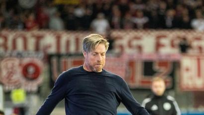 Bild: Sascha Janne
Manchmal wollte er selbst mitspielen: Jahn-Trainer Michael Wimmer verlor mit den Regensburgern auch gegen Rot-Weiss Essen.