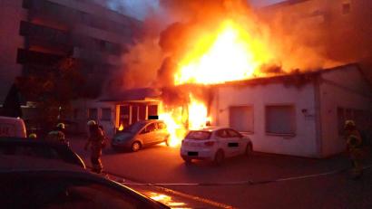 Bild: Berufsfeuerwehr Regensburg
Mehrere Feuerwehren der Stadt Regensburg bekämpften am Samstagmorgen ein Feuer im Nebengebäude einer Firma.