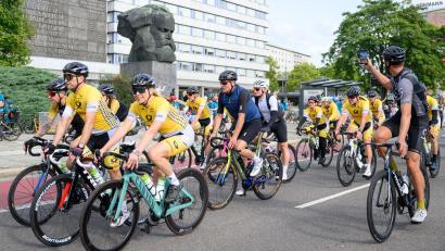 Bild: Hendrik Schmidt/dpa
Rund 250 Radsportler haben die letzte Etappe des European Peace Ride gemeistert.