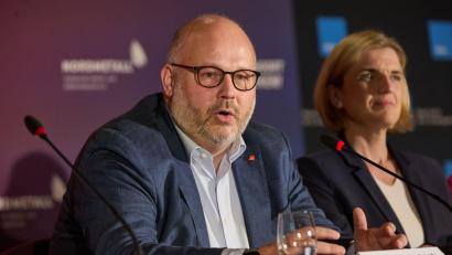 Bild: Georg Wendt/dpa
Bezirksleiter Friedrich, hier neben Lürssen-Managerin Lena Ströbele, will Sicherheit für die Beschäftigten der NVL-Werften. (Archivbild)